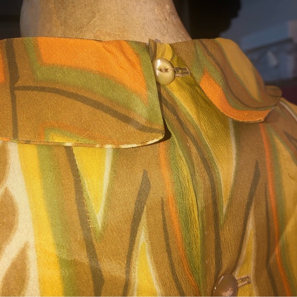 Vintage 1960’s mod - crepe blouse- autumn toned leaf print - buttons in back - Picture 11 of 12